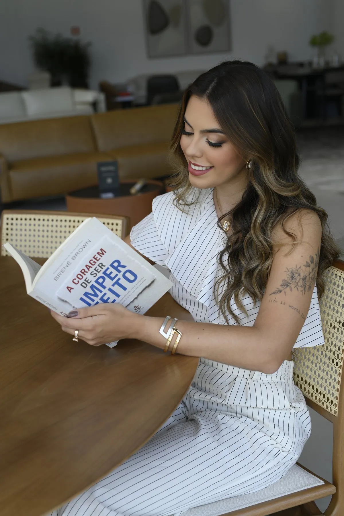 Bia Boyadjian lendo à mesa