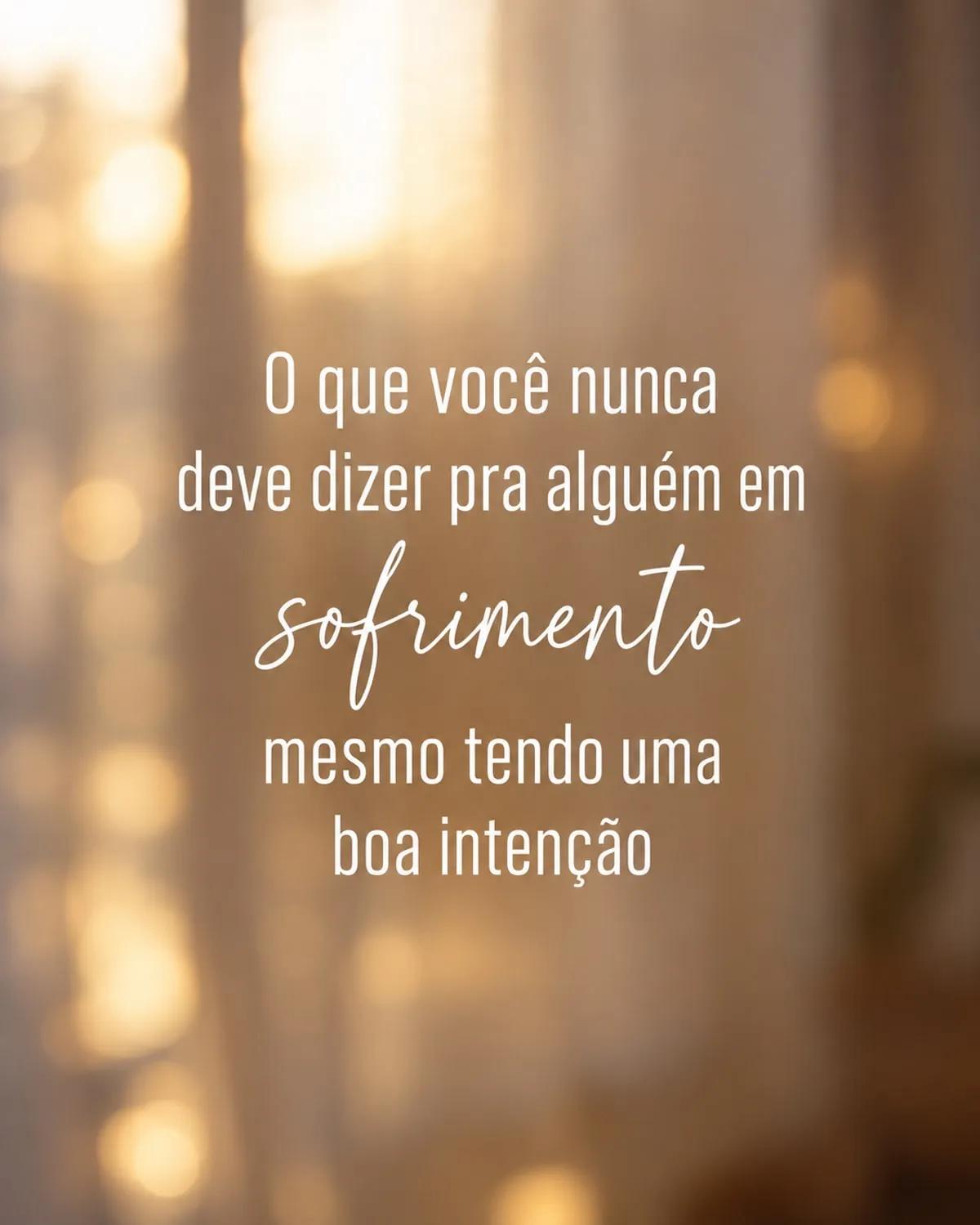Post da Bia sobre o que não dizer para alguém em sofrimento, sobre fundo dourado